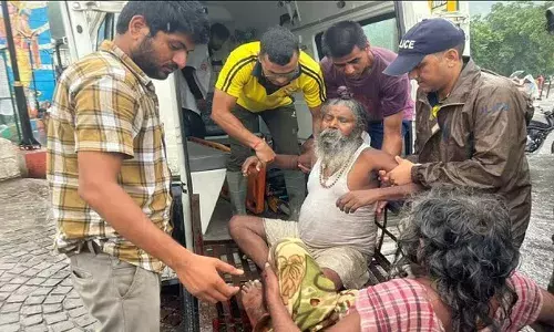 उत्तराखंड मौसम:ऋषिकेश लक्ष्मण झूला के पास दीवार ढही, मलबे में दबे दो साधु, एक को बचाया गया, दूसरे की मौत उत्तराखंड मौसम:ऋषिकेश लक्ष्मण झूला के पास दीवार ढही, मलबे में दबे दो साधु, एक को बचाया गया, दूसरे की मौत