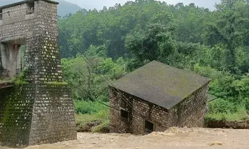 Kotdwar: भारी बारिश से थलनदी पर बना पैदल पुल बहा, मालन घाटी में कई मकान ध्वस्त, एक वृद्ध लापता Kotdwar: भारी बारिश से थलनदी पर बना पैदल पुल बहा, मालन घाटी में कई मकान ध्वस्त, एक वृद्ध लापता