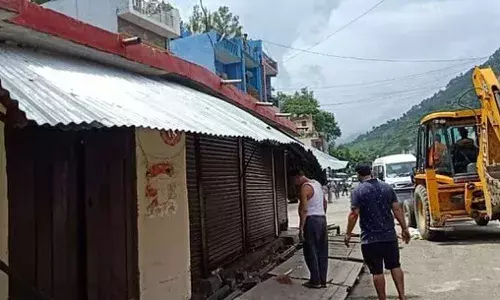 अल्मोडा समाचार: देघाट में अतिक्रमण पर गरजी जेसीबी, व्यापारियों ने किया हंगामा