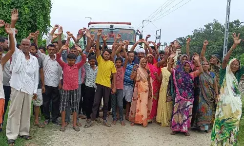 आजमगढ_ग्रामवासियों ने रेलवे दोहरीकरण के काम को रोककर विरोध प्रदर्शन करते हुए आजमगढ_ग्रामवासियों ने रेलवे दोहरीकरण के काम को रोककर विरोध प्रदर्शन करते हुए