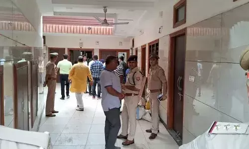 मेरठ में दिनदहाड़े वारदात: घर के बेडरूम में घुसकर दंपत्ति पर मारी गोलियां, कारोबारी की मौत