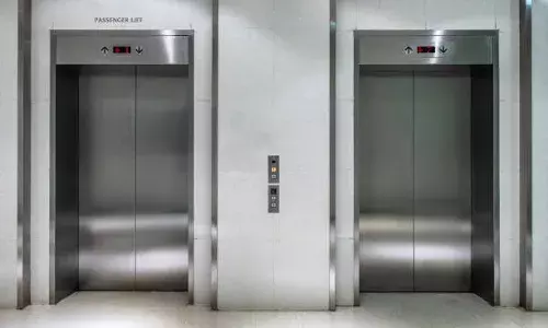 गाजियाबाद में टला नोएडा जैसा हादसा: लिफ्ट में 25 मिनट तक फंसे रहे दो बच्चों समेत पांच लोग, सीढ़ी लगाकर निकाला गया गाजियाबाद में टला नोएडा जैसा हादसा: लिफ्ट में 25 मिनट तक फंसे रहे दो बच्चों समेत पांच लोग, सीढ़ी लगाकर निकाला गया