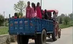 हरदोई_कांवरियों से भरी ट्रैक्टर ट्राली ने छात्रा को रौंदा दर्दनाक मौत