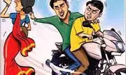 Gorakhpur News: महिला का पैर छूआ फिर कंगन-अंगूठी लेकर हुआ फरार, पुलिस ने दर्ज किया केस