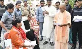 यूपी: सीएम योगी ने गोरखपुर में सुनी फरियाद, अधिकारियों से बोले- हर समस्या का तुरंत हो समाधान