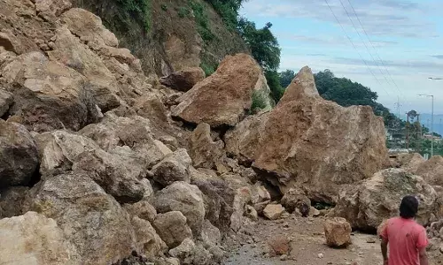 उत्तराखंड का मौसम: हिंडोलाखाल के पास दूसरे दिन भी बंद रहा ऋषिकेश-गंगोत्री हाईवे, कोटद्वार में फंसे यात्री उत्तराखंड का मौसम: हिंडोलाखाल के पास दूसरे दिन भी बंद रहा ऋषिकेश-गंगोत्री हाईवे, कोटद्वार में फंसे यात्री