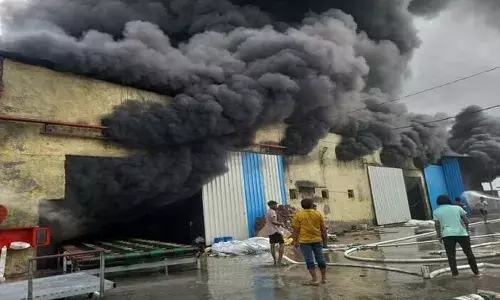 यूपी: बागपत में शॉर्ट सर्किट से चौधरी फोम हाउस में लगी आग, एक करोड़ के माल का नुकसान यूपी: बागपत में शॉर्ट सर्किट से चौधरी फोम हाउस में लगी आग, एक करोड़ के माल का नुकसान