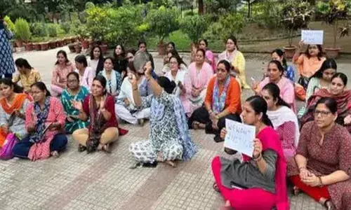 प्रयागराज_MNNIT के अध्यापक धरने पर बैठे..