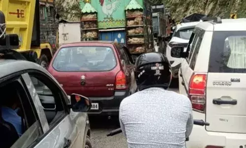 चंपावत_मलबा आने से रास्ता बंद लगा पांच किमी लम्बा जाम.. चंपावत_मलबा आने से रास्ता बंद लगा पांच किमी लम्बा जाम..