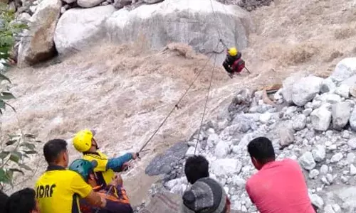 मदमहेश्वर में फंसे 52 श्रद्धालुओं को ‘रोप रिवर क्रासिंग मेथड’ के प्रयोग से बचाया मदमहेश्वर में फंसे 52 श्रद्धालुओं को ‘रोप रिवर क्रासिंग मेथड’ के प्रयोग से बचाया
