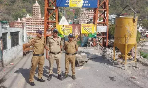 रामझूला पुल को फिर से आवाजाही के लिए बंद कर दिया गया है रामझूला पुल को फिर से आवाजाही के लिए बंद कर दिया गया है