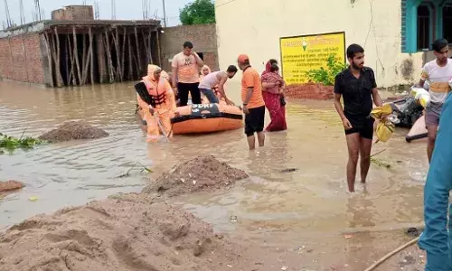 Flood in UP: यूपी में भीषण होगी गंगा की बाढ़, खतरे की सीमा से अब 57 हजार क्यूसेक पानी छोड़ा जा रहा