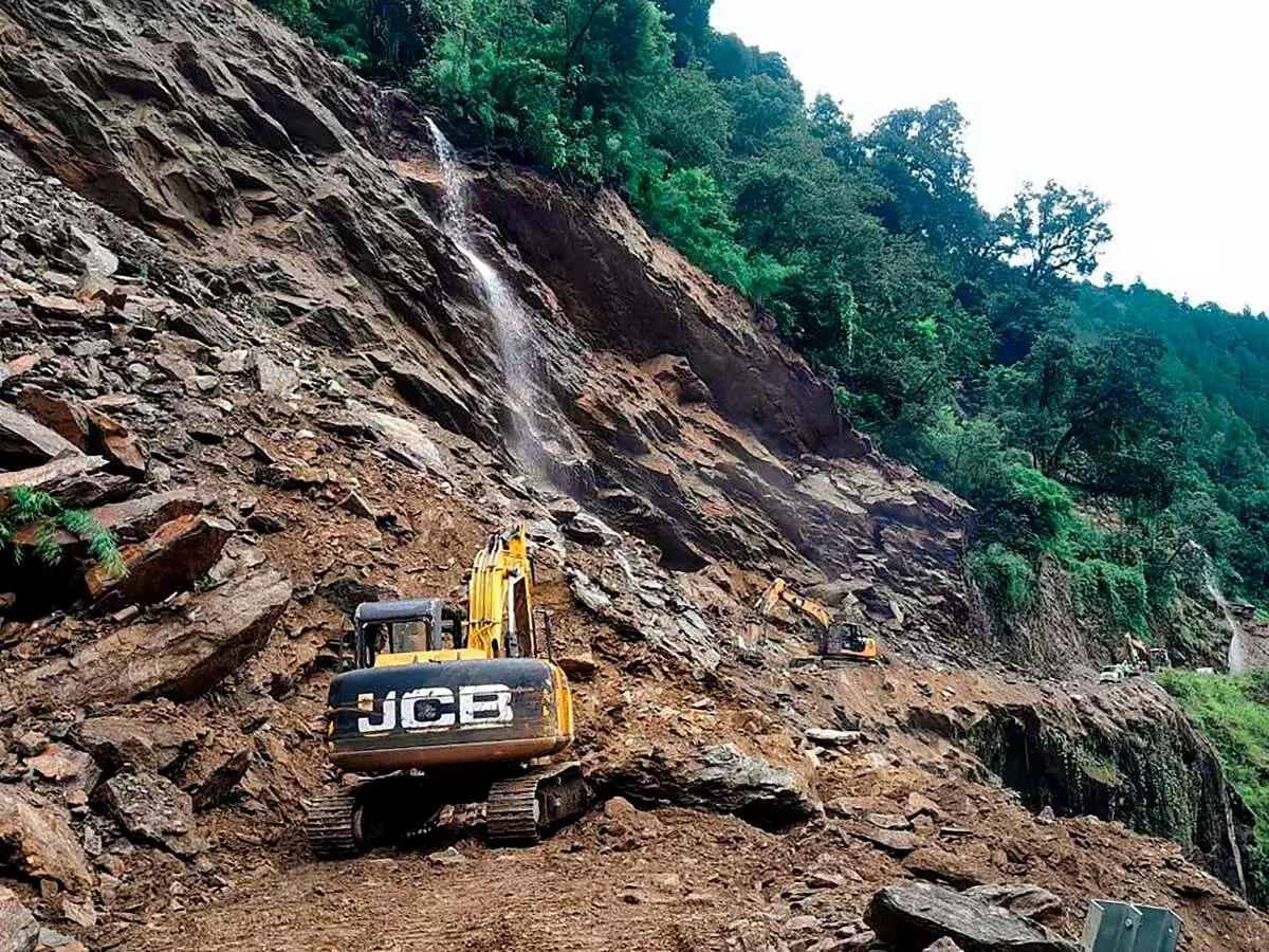 ऋषिकेश बद्रीनाथ हाईवे: तोताघाटी के पास हाईवे बंद, यातायात डायवर्ट, 20 भूस्खलन जोन सक्रिय