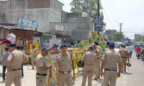 हरिद्वार: प्रशासन की टीम ने कड़ी सुरक्षा के बीच जेसीबी से दो कब्रों को ध्वस्त किया, भारी पुलिस बल तैनात हरिद्वार: प्रशासन की टीम ने कड़ी सुरक्षा के बीच जेसीबी से दो कब्रों को ध्वस्त किया, भारी पुलिस बल तैनात