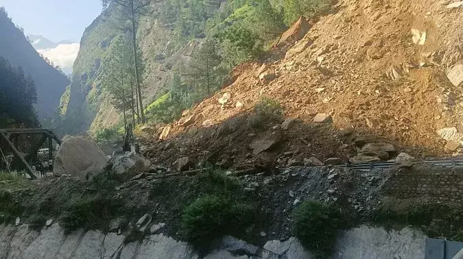 बदरीनाथ हाईवे: टैया पुल के पास मलबा आने से हाईवे बंद, दोनों तरफ वाहनों की लंबी कतारें, यात्री परेशान बदरीनाथ हाईवे: टैया पुल के पास मलबा आने से हाईवे बंद, दोनों तरफ वाहनों की लंबी कतारें, यात्री परेशान