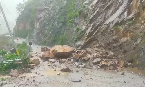 ऋषिकेश भूस्खलन: नीलकंठ मार्ग पर खैर खाल के पास भारी भूस्खलन, गरुड़ चट्टी पर वाहनों की आवाजाही बंद