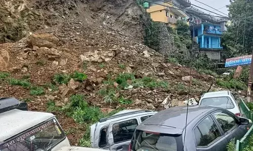 टिहरी: चम्बा के पास भूस्खलन, टैक्सी पार्किंग में मलबा गिरने से मची अफरा-तफरी, कुछ लोगों के दबे होने की सूचना टिहरी: चम्बा के पास भूस्खलन, टैक्सी पार्किंग में मलबा गिरने से मची अफरा-तफरी, कुछ लोगों के दबे होने की सूचना