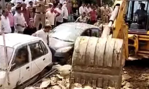 टिहरी में भूस्खलन की चपेट में आने से 4 लोगों ने गंवाई जान टिहरी में भूस्खलन की चपेट में आने से 4 लोगों ने गंवाई जान