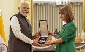 Greece: पीएम मोदी को किया गया सम्मानित, राष्ट्रपति कैटरीना ने दिया ग्रैंड क्रॉस ऑफ द ऑर्डर ऑफ ऑनर Greece: पीएम मोदी को किया गया सम्मानित, राष्ट्रपति कैटरीना ने दिया ग्रैंड क्रॉस ऑफ द ऑर्डर ऑफ ऑनर