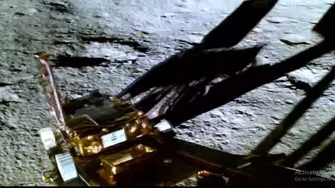 चंद्रयान 3: चंद्रयान-3 मिशन का नया वीडियो आया सामने, देखें लैंडर से कैसे चंद्रमा की सतह पर उतरा रोवर प्रज्ञान चंद्रयान 3: चंद्रयान-3 मिशन का नया वीडियो आया सामने, देखें लैंडर से कैसे चंद्रमा की सतह पर उतरा रोवर प्रज्ञान