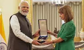 Greece: पीएम मोदी को किया गया सम्मानित, राष्ट्रपति कैटरीना ने दिया ग्रैंड क्रॉस ऑफ द ऑर्डर ऑफ ऑनर Greece: पीएम मोदी को किया गया सम्मानित, राष्ट्रपति कैटरीना ने दिया ग्रैंड क्रॉस ऑफ द ऑर्डर ऑफ ऑनर