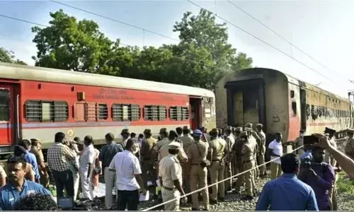 तमिलनाडु: कॉफी बनाते समय सिलेंडर फटा, टूरिस्ट ट्रेन के कोच में लगी आग; 10 की मौत हो गई, 20 अन्य घायल हो गए तमिलनाडु: कॉफी बनाते समय सिलेंडर फटा, टूरिस्ट ट्रेन के कोच में लगी आग; 10 की मौत हो गई, 20 अन्य घायल हो गए