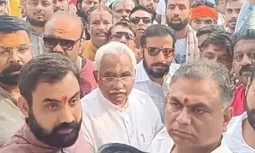 हरिद्वार: कथा प्रवचन के दौरान ब्राह्मणों पर अभद्र टिप्पणी, गुस्साए लोगों ने तोड़ा आश्रम का गेट, प्रदर्शन