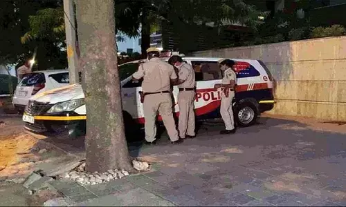 दिल्ली में खून-खराबा: नरेला में एक सिरफिरे शख्स ने छात्र समेत तीन लोगों पर चाकू से हमला किया, हमलावर हिरासत में दिल्ली में खून-खराबा: नरेला में एक सिरफिरे शख्स ने छात्र समेत तीन लोगों पर चाकू से हमला किया, हमलावर हिरासत में