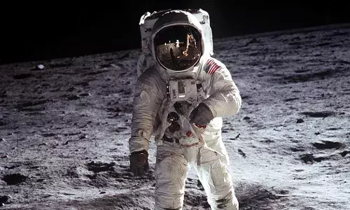 चाँद पर पहुँचते ही इंसान बहरे हो जाते हैं: वैज्ञानिक और साहित्यिक परिप्रेक्ष्य