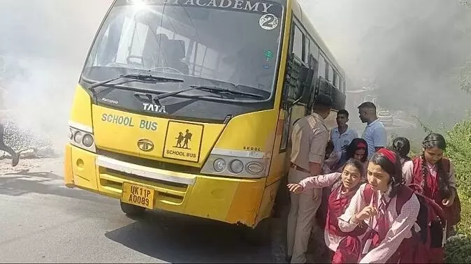 उत्तराखंड: चमोली में बच्चों से भरी स्कूल बस में लगी आग, धुआं निकलता देख मची अफरा-तफरी. उत्तराखंड: चमोली में बच्चों से भरी स्कूल बस में लगी आग, धुआं निकलता देख मची अफरा-तफरी.
