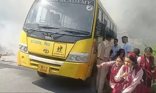 उत्तराखंड: चमोली में बच्चों से भरी स्कूल बस में लगी आग, धुआं निकलता देख मची अफरा-तफरी.