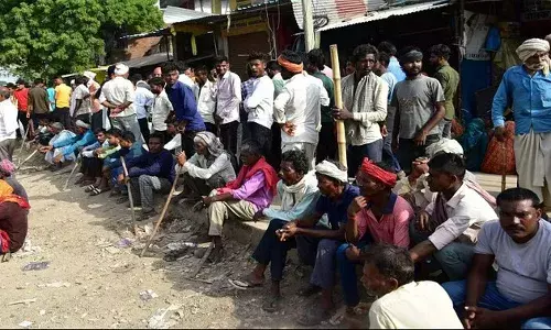 प्रयागराज समाचार_छेड़छाड़ के विरोध पर छात्रा की हत्या: लाठी-डंडों से लैस हजारों लोग सड़क पर बैठे, कहा- प्रधान के घर पर बुलडोजर..