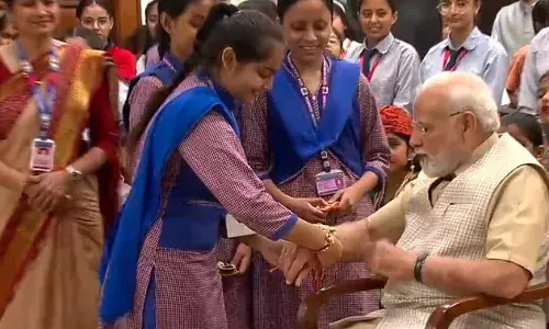 पीएम मोदी: स्कूली छात्राओं ने प्रधानमंत्री को बांधी राखी, बच्चों से मिलकर खुश हुए पीएम मोदी, देखें वीडियो पीएम मोदी: स्कूली छात्राओं ने प्रधानमंत्री को बांधी राखी, बच्चों से मिलकर खुश हुए पीएम मोदी, देखें वीडियो