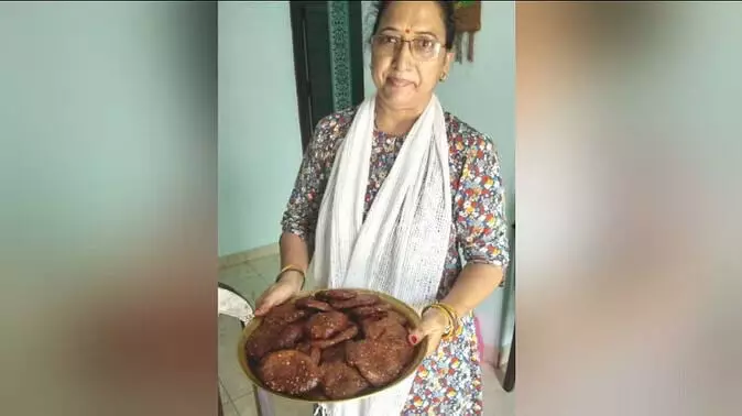 रक्षाबंधन: रक्षाबंधन पर मिठास घोल रहा है पहाड़ी अरसा, बढ़ी ग्राहकों की डिमांड, जानिए क्या है इसकी खासियत रक्षाबंधन: रक्षाबंधन पर मिठास घोल रहा है पहाड़ी अरसा, बढ़ी ग्राहकों की डिमांड, जानिए क्या है इसकी खासियत