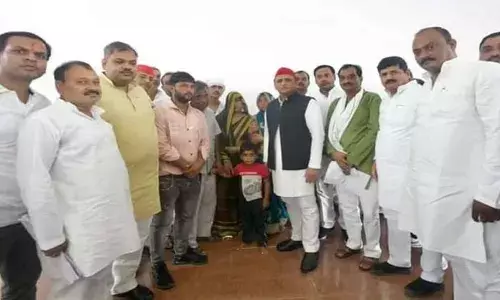 यूपी: आत्महत्या करने वाले बर्खास्त कंडक्टर के परिवार से मिले अखिलेश यादव, कहा- बीजेपी बीमार नहीं समझदार बने यूपी: आत्महत्या करने वाले बर्खास्त कंडक्टर के परिवार से मिले अखिलेश यादव, कहा- बीजेपी बीमार नहीं समझदार बने