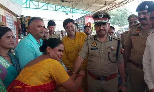 कानपुर: पुलिस कमिश्नर और ड्राइवर-कंडक्टरों को बांधी राखी, अधिकारी बोले- खुशी से कर सकते हैं अपनी ड्यूटी कानपुर: पुलिस कमिश्नर और ड्राइवर-कंडक्टरों को बांधी राखी, अधिकारी बोले- खुशी से कर सकते हैं अपनी ड्यूटी