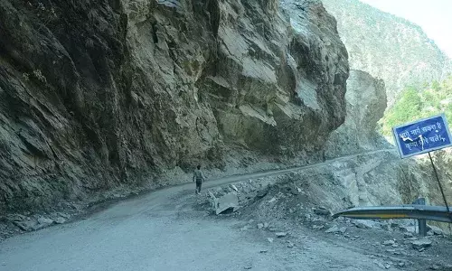 बदरीनाथ हाईवे: मैठाणा में नहीं थम रहा भू-धंसाव, सिकुड़ रही अलकनंदा, हाईवे की ओर बहाव से बढ़ा खतरा बदरीनाथ हाईवे: मैठाणा में नहीं थम रहा भू-धंसाव, सिकुड़ रही अलकनंदा, हाईवे की ओर बहाव से बढ़ा खतरा