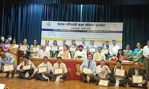शिक्षक दिवस: उत्तराखंड के 17 शिक्षकों को मिला शैलेश मटियानी पुरस्कार, सीएम ने की मानदेय बढ़ाने की घोषणा शिक्षक दिवस: उत्तराखंड के 17 शिक्षकों को मिला शैलेश मटियानी पुरस्कार, सीएम ने की मानदेय बढ़ाने की घोषणा