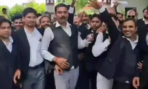 प्रयागराज_इलाहाबाद बार और वकील हुए आमने सामने.. प्रयागराज_इलाहाबाद बार और वकील हुए आमने सामने..