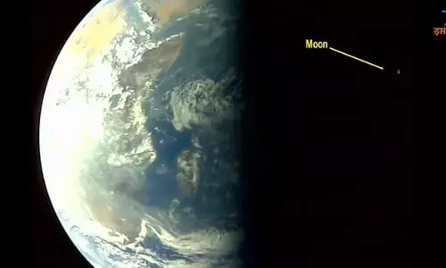 आदित्य एल-1: आदित्य एल-1 ने अंतरिक्ष से ली चंद्रमा और धरती की शानदार तस्वीरें, इसरो ने कहा- ताक-झांक आदित्य एल-1: आदित्य एल-1 ने अंतरिक्ष से ली चंद्रमा और धरती की शानदार तस्वीरें, इसरो ने कहा- ताक-झांक