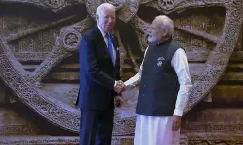 Video: मोदी-बाइडन की गजब की जुगलबंदी, हाथ पकड़कर कोणार्क चक्र के बारे में बताते दिखे पीएम Video: मोदी-बाइडन की गजब की जुगलबंदी, हाथ पकड़कर कोणार्क चक्र के बारे में बताते दिखे पीएम