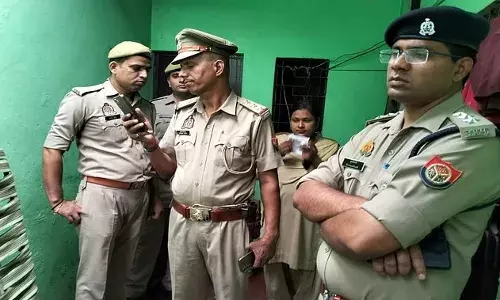 पत्नी की बेरहमी से हत्या: पति ने धारदार हथियार से रेता गला, शव को खाट पर छोड़कर भागा, जांच में जुटी पुलिस पत्नी की बेरहमी से हत्या: पति ने धारदार हथियार से रेता गला, शव को खाट पर छोड़कर भागा, जांच में जुटी पुलिस