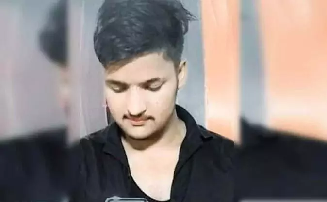 वाराणसी: स्कॉर्पियो से आए बदमाशों ने बाइक सवार छात्र को घेरकर बेरहमी से पीटा, ट्रॉमा सेंटर में उसकी मौत हो गई. वाराणसी: स्कॉर्पियो से आए बदमाशों ने बाइक सवार छात्र को घेरकर बेरहमी से पीटा, ट्रॉमा सेंटर में उसकी मौत हो गई.