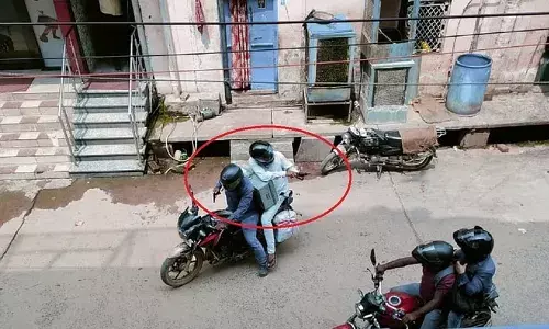 UP News: मिर्ज़ापुर में दिनदहाड़े एटीएम कैश वैन से लाखों की लूट, गार्ड की गोली मारकर हत्या, तीन घायल UP News: मिर्ज़ापुर में दिनदहाड़े एटीएम कैश वैन से लाखों की लूट, गार्ड की गोली मारकर हत्या, तीन घायल