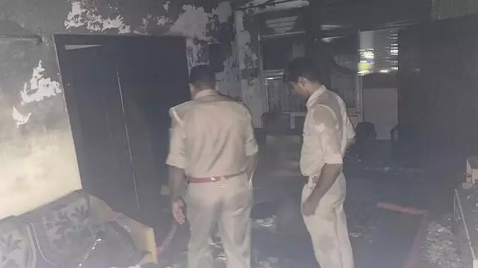 गाजियाबाद: फ्लैट में आग लगने से मची अफरा-तफरी, दमकलकर्मियों ने कड़ी मशक्कत के बाद पाया काबू गाजियाबाद: फ्लैट में आग लगने से मची अफरा-तफरी, दमकलकर्मियों ने कड़ी मशक्कत के बाद पाया काबू