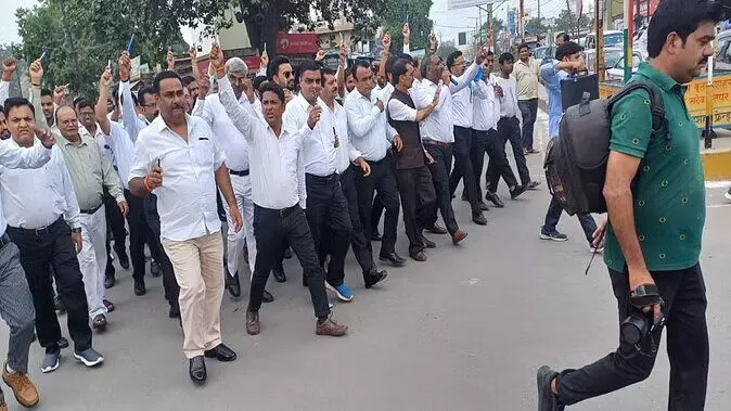 वकीलों पर लाठीचार्ज: अधिवक्ताओं ने मानव शृंखला बनाकर जताया विरोध, मांगें पूरी न होने तक विरोध का किया ऐलान.