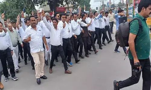 वकीलों पर लाठीचार्ज: अधिवक्ताओं ने मानव शृंखला बनाकर जताया विरोध, मांगें पूरी न होने तक विरोध का किया ऐलान.