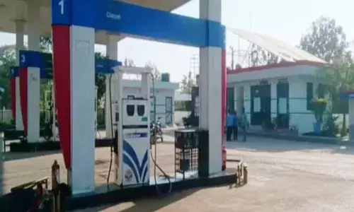 राजस्थान: राज्य में आज से पेट्रोल-डीजल की कमी, 6700 पंप बंद, वैट घटाने की मांग को लेकर ऑपरेटर हड़ताल पर राजस्थान: राज्य में आज से पेट्रोल-डीजल की कमी, 6700 पंप बंद, वैट घटाने की मांग को लेकर ऑपरेटर हड़ताल पर