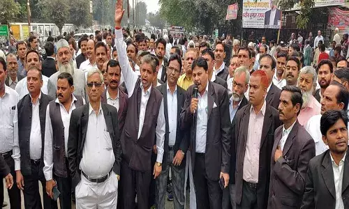 वकीलों पर लाठीचार्ज: जारी रहेगी अधिवक्ताओं की हड़ताल, हापुड़ बार एसोसिएशन ने अन्य जिलों से मांगा समर्थन