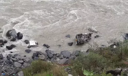 उत्तरकाशी: गंगोत्री हाईवे के पास हुआ दर्दनाक हादसा, नदी में वाहन गिरने से चार लोगों की मौत, तीन घायल. उत्तरकाशी: गंगोत्री हाईवे के पास हुआ दर्दनाक हादसा, नदी में वाहन गिरने से चार लोगों की मौत, तीन घायल.